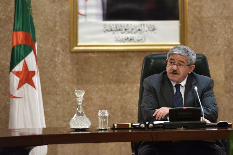 رئيس الوزراء الجزائري السابق أحمد أويحيى  مظاهرة في الجزائر مطالبة برحيل رموز نظام بوتفليقة