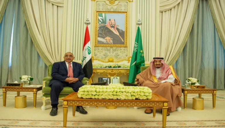 العاهل السعودي خلال استقباله رئيس وزراء العراق