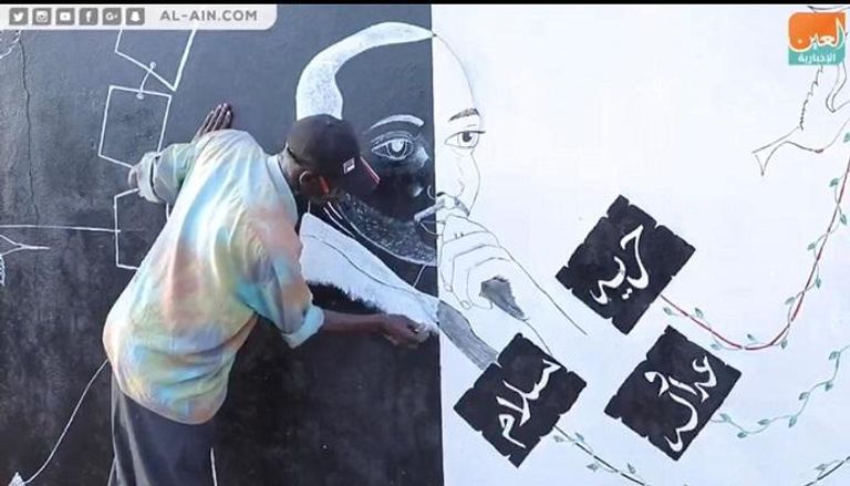 لوحات جرافيتي عملاقة في ساحة الاعتصام بالخرطوم