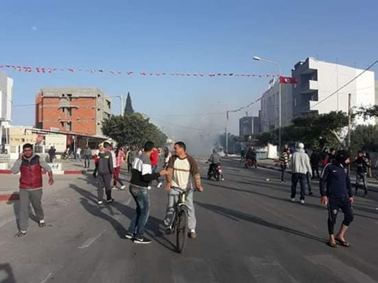 قوات الأمن التونسية تطلق قنابل الغاز على المحتجين يوسف الشاهد - أرشيفية