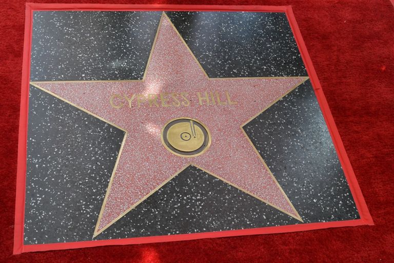 فرقة "سايبرس هيل" تدشن نجمتها على رصيف الفن في هوليوود