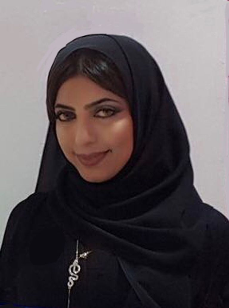 آمنة الحمادي في معرضها بالقاهرة