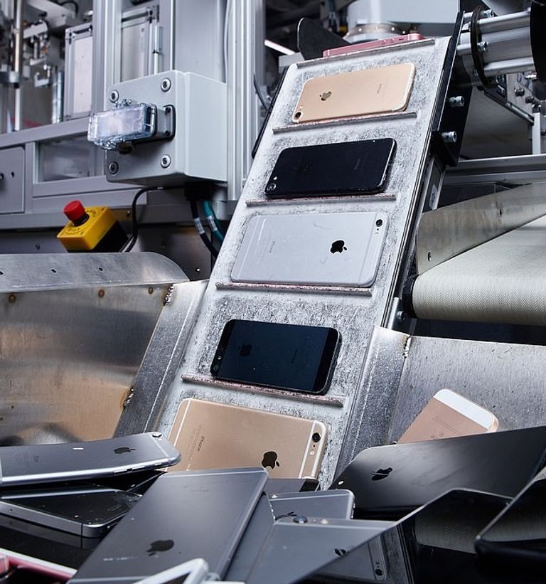 أجزاء من هواتف أيفون يعاد تدويرها