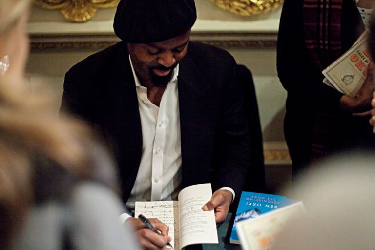 الروائي النيجيري بن أوكري 