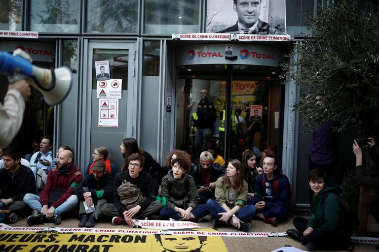 محتجون يغلقون مداخل شركات في باريس بسبب التغير المناخي