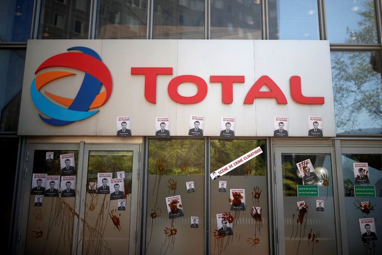 محتجون يغلقون مداخل شركات في باريس بسبب التغير المناخي