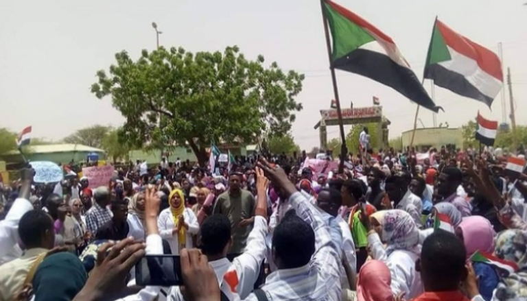 آلاف السودانيين يحتشدون أمام مقار القيادة العامة للجيش