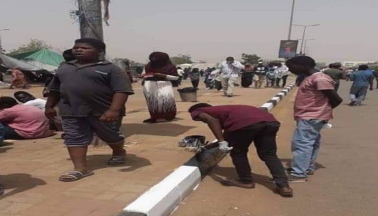 جدران البنايات المجاورة للاعتصام ضجت بالرسومات المعبرة عن تضحيات الشعب