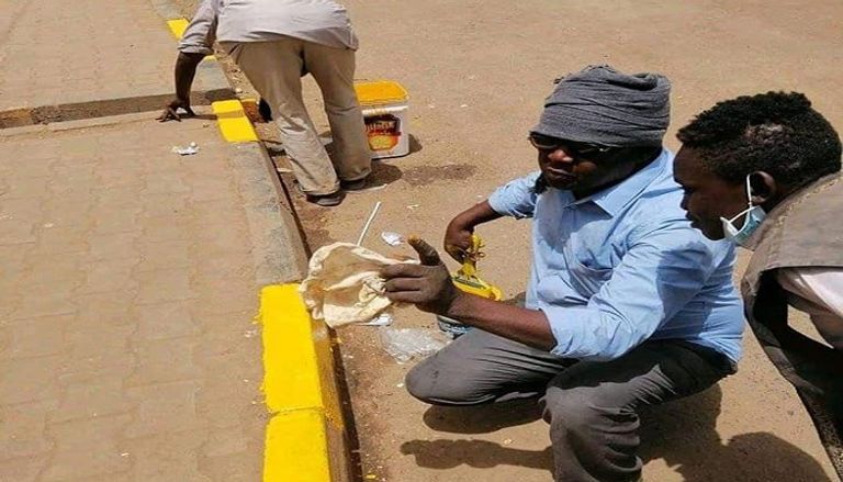 جدران البنايات المجاورة للاعتصام ضجت بالرسومات المعبرة عن تضحيات الشعب