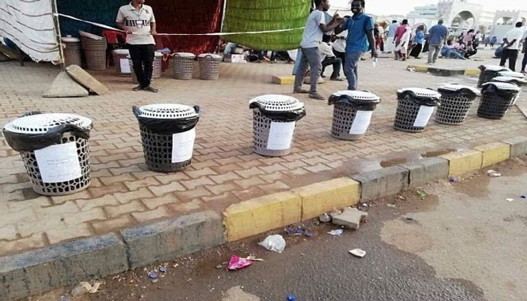 جدران البنايات المجاورة للاعتصام ضجت بالرسومات المعبرة عن تضحيات الشعب