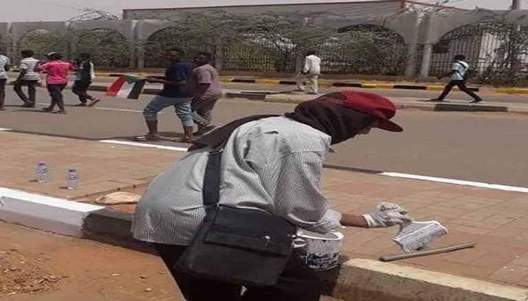 جدران البنايات المجاورة للاعتصام ضجت بالرسومات المعبرة عن تضحيات الشعب