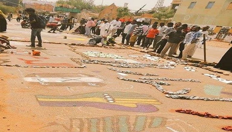 جدران البنايات المجاورة للاعتصام ضجت بالرسومات المعبرة عن تضحيات الشعب