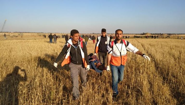 نقل أحد المصابين في الجمعة الـ55 لمسيرة العودة شرق غزة