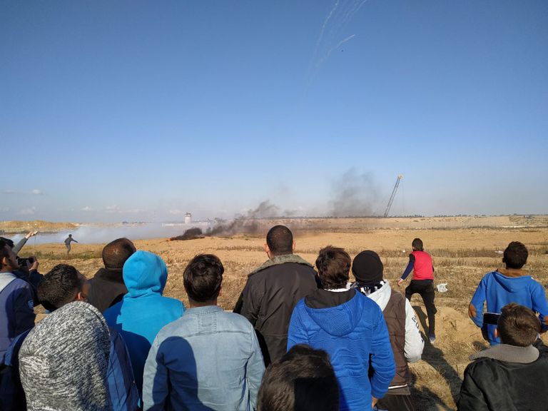 نقل أحد المصابين في الجمعة الـ55 لمسيرة العودة شرق غزة