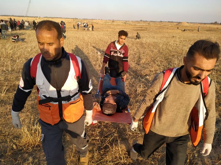 نقل أحد المصابين في الجمعة الـ55 لمسيرة العودة شرق غزة