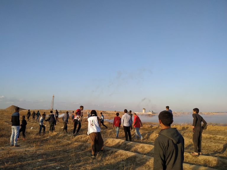 نقل أحد المصابين في الجمعة الـ55 لمسيرة العودة شرق غزة