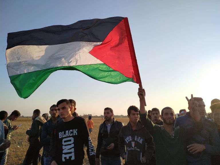 نقل أحد المصابين في الجمعة الـ55 لمسيرة العودة شرق غزة