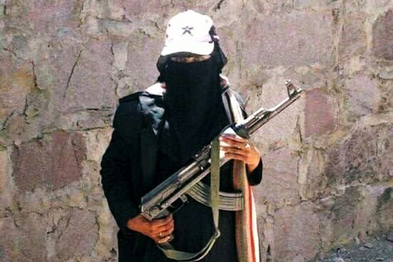 لافتة للشهيدين الشابة اليمنية أصيلة الدودحي وعمها