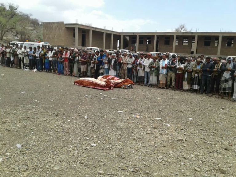 لافتة للشهيدين الشابة اليمنية أصيلة الدودحي وعمها