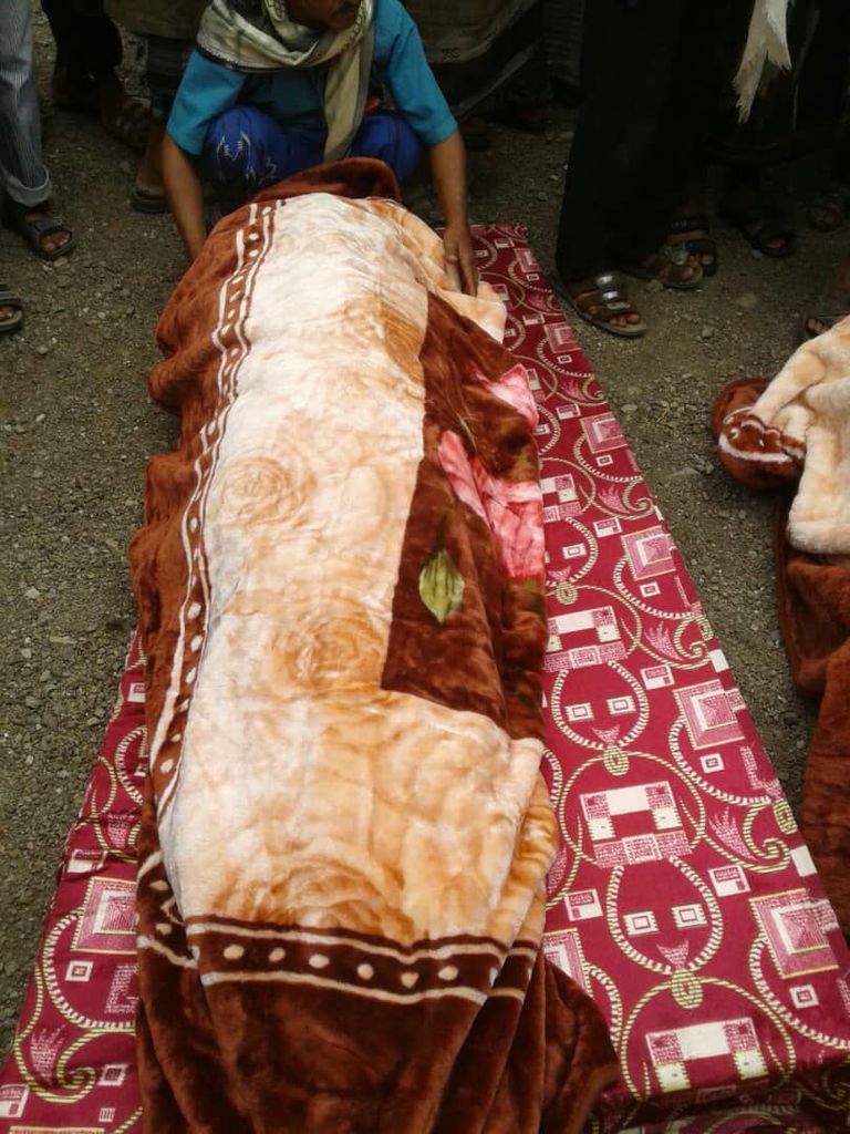 لافتة للشهيدين الشابة اليمنية أصيلة الدودحي وعمها