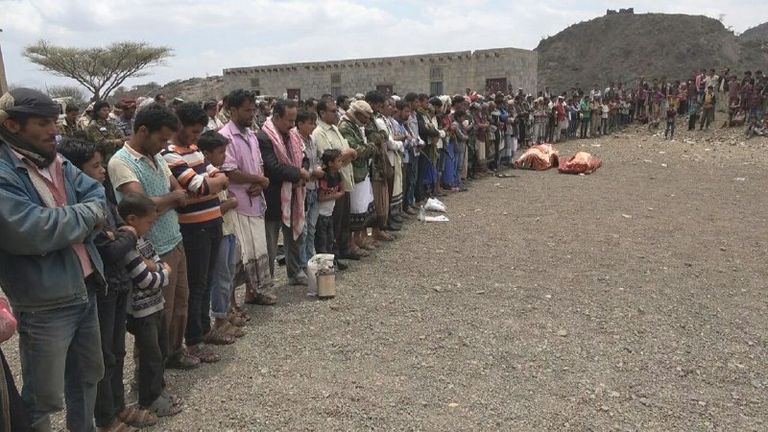 لافتة للشهيدين الشابة اليمنية أصيلة الدودحي وعمها