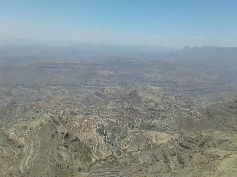 لافتة للشهيدين الشابة اليمنية أصيلة الدودحي وعمها