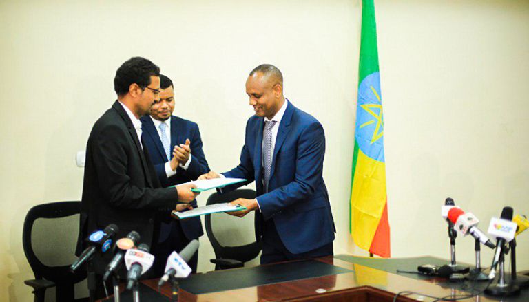 جانب من التوقيع