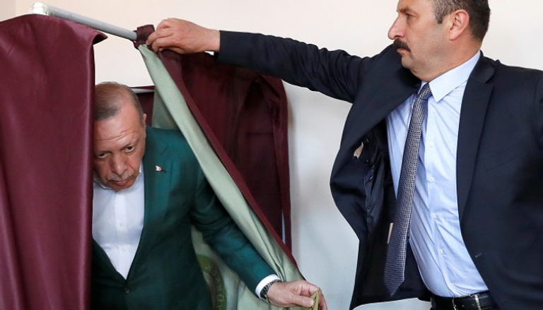 أردوغان بعد الإدلاء بصوته في انتخابات البلديات - رويترز