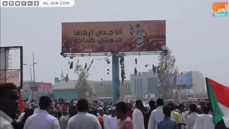 لوحة تحمل أحد هتافات أيقونة الثورة السودانية