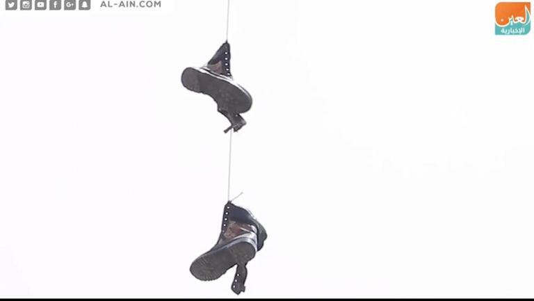 لوحة تحمل أحد هتافات أيقونة الثورة السودانية