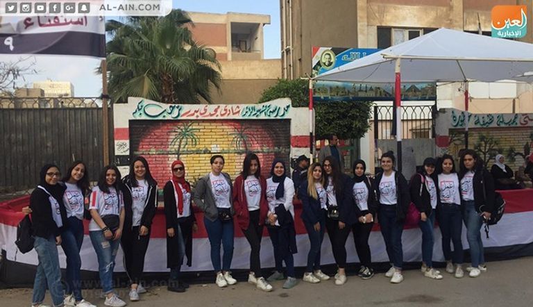 الناخبون يدلون بأصواتهم في اليوم الأول للاستفتاء