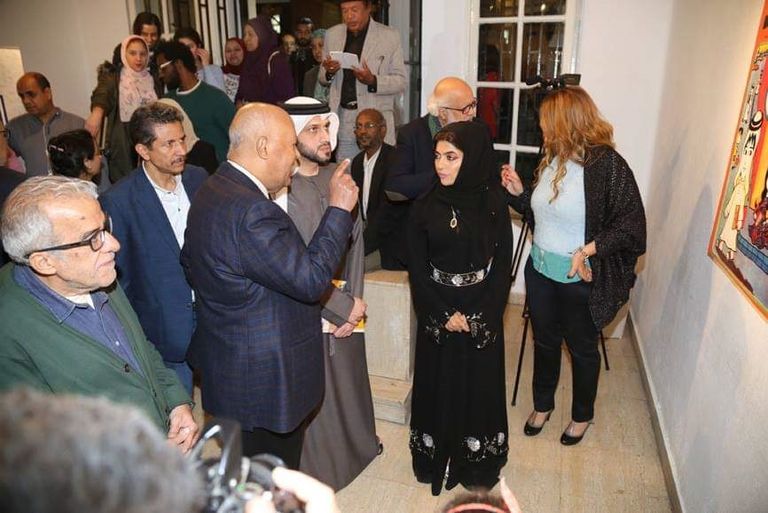 آمنة الحمادي في معرضها بالقاهرة