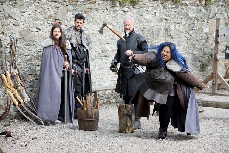 سائحة تلتقط صورة في موقع تصوير للمسلسل