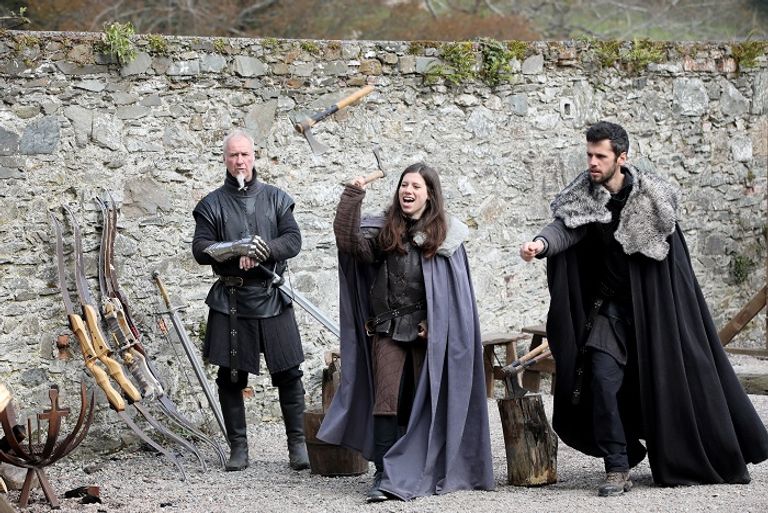 سائحة تلتقط صورة في موقع تصوير للمسلسل