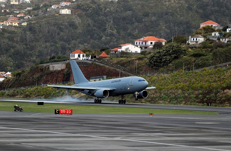 طائرة ألمانية تصل إلى البرتغال لنقل مصابي حادث الحافلة