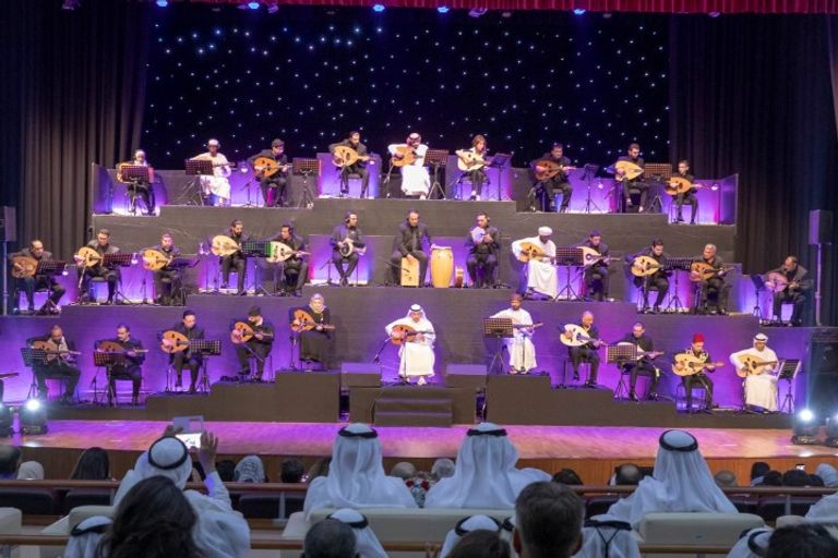 الشيخ محمد بن حمد بن محمد الشرقي يُكرّم المشاركين في الملتقى.