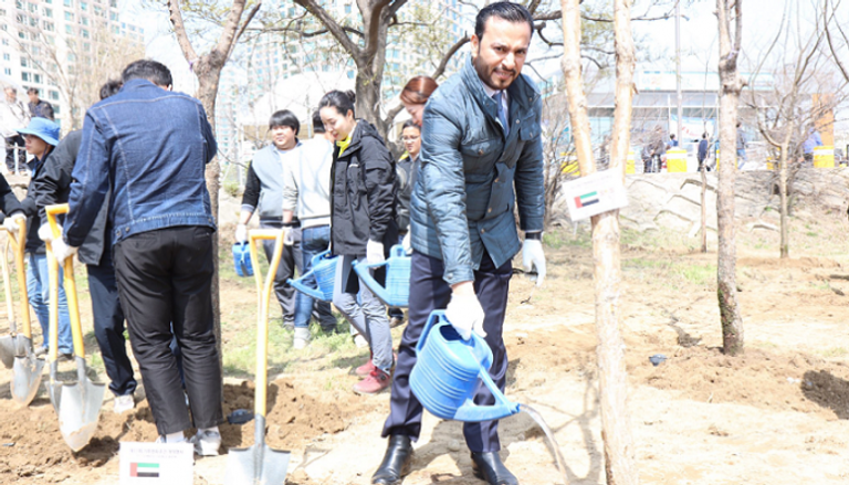 سفير الإمارات، عبدالله سيف علي النعيمي يغرس شجرة "الإمارات"