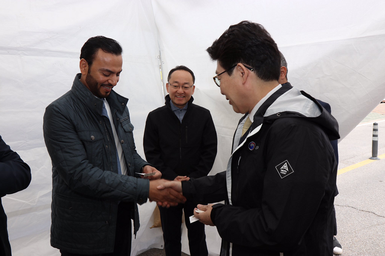 سفير الإمارات، عبدالله سيف علي النعيمي يغرس شجرة "الإمارات"