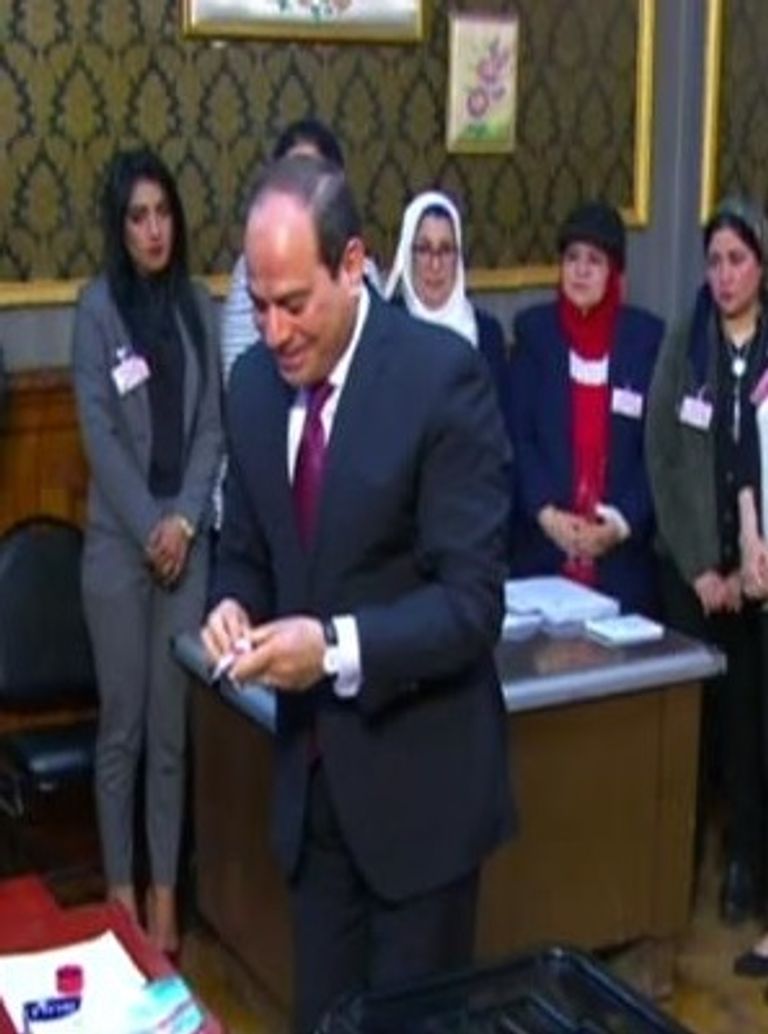 الرئيس المصري عبدالفتاح السيسي يدلي بصوته في الاستفتاء على التعديلات الدستورية جانب من عمليات الاستفتاء على التعديلات الدستورية