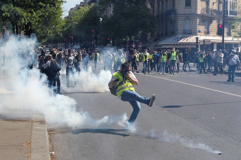 مواجهات بين متظاهري "السترات الصفراء" والشرطة الفرنسية