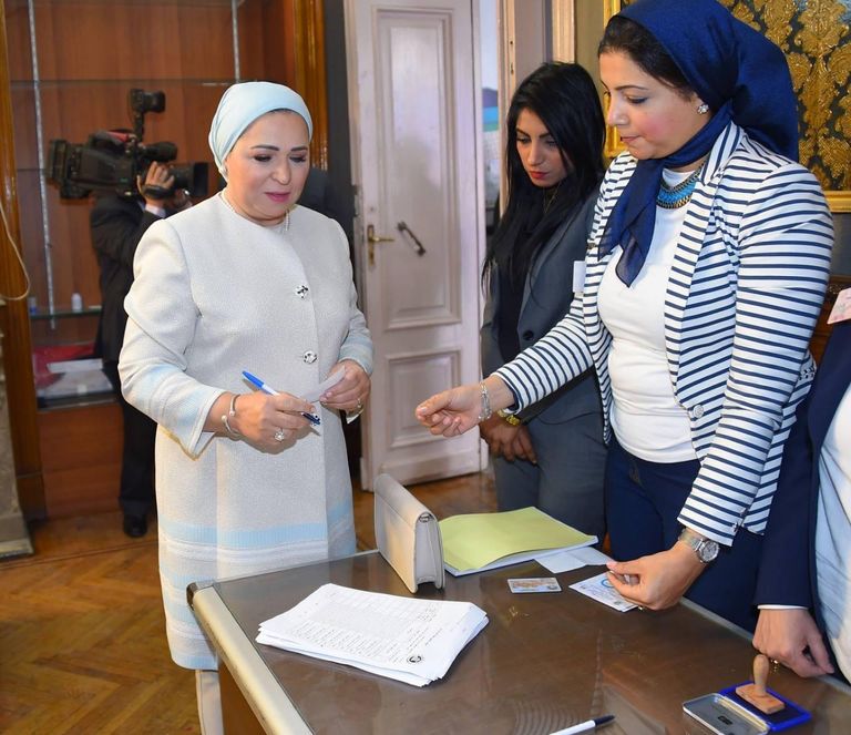 وزيرة الاستثمار المصرية وحفيدتها