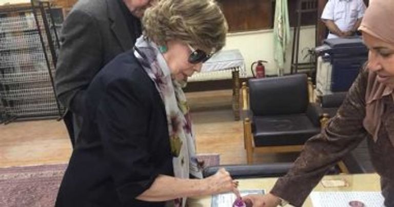 وزيرة الاستثمار المصرية وحفيدتها