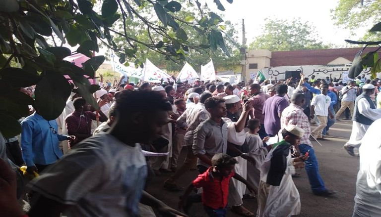 المسيرة تطالب بالقصاص لضحايا المواجهات مع الأمن لرفضهم إقامة السد