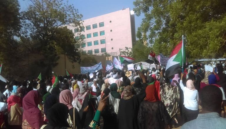 مسيرة نسائية للمطالبة باسترداد حقوقهن في الحرية والعدل والسلام المسيرة تطالب بالقصاص لضحايا المواجهات مع الأمن لرفضهم إقامة السد