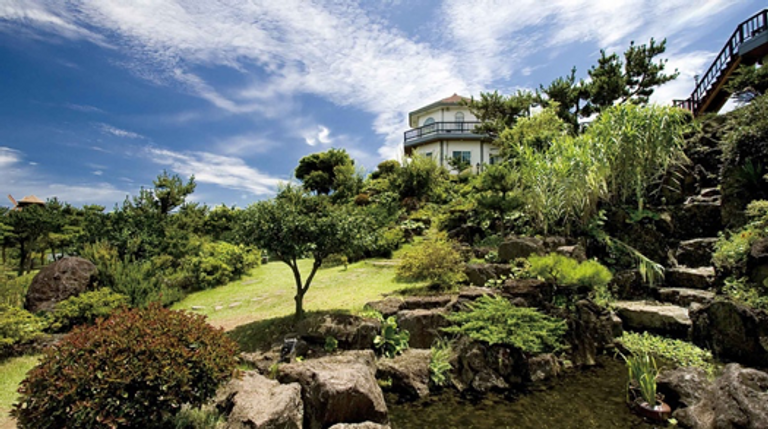 تتميز جزيرة جيجو بالعديد من المرافق السياحية