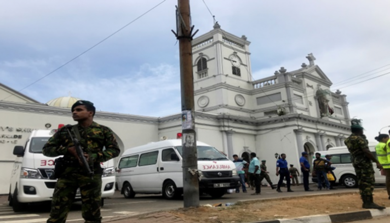 الشرطة السريلانكية أمام أحد الكنائس التي تمت مهاجمتها - رويترز