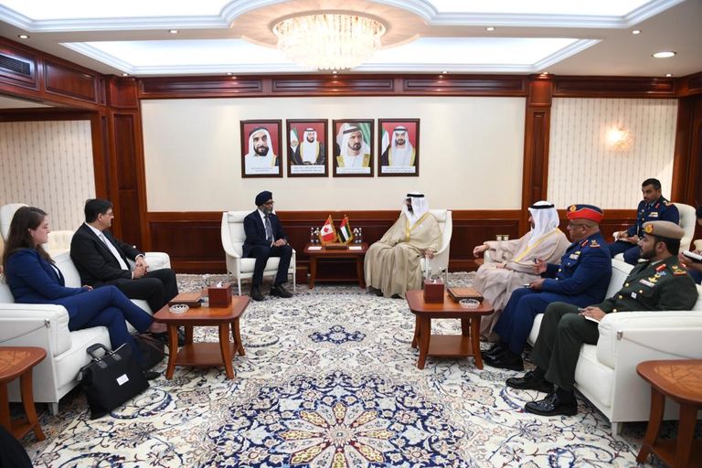  أحمد البواردي ووزير الدفاع الوطني الكندي خلال اللقاء