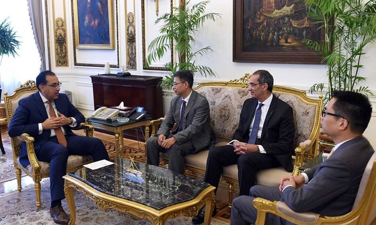 لقاء رئيس الوزراء المصري مع مسؤولي شركة هواوي الصينية