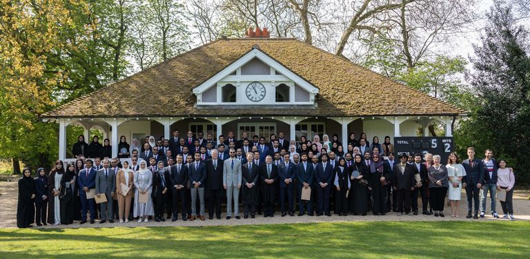 تخريج 94 إماراتياً من المنتسبين لبرنامج الذكاء الاصطناعي في بريطانيا