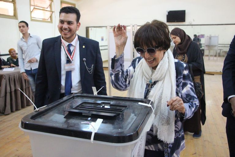 الفنانة سميرة أحمد.